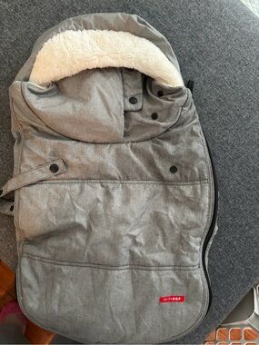 Skip Hop Gray Infant Cozy Footmuff with Sherpa Trim